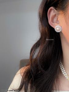 Boucles d'oreilles clous classiques 2025 en argent sterling plaqué or 14 carats avec perle d'eau douce, motif floral géométrique et accent diamant pour femme - Product Image 5