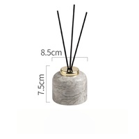 Diffuseur de parfum artisanal carré en marbre naturel, élégant, minimaliste, luxueux, avec logo personnalisé STONEKOCC, parfum frais