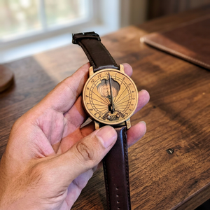 Horloge solaire antique en laiton avec bracelet en cuir, design circulaire plaqué or, cadran gravé, horloge d'art de collection - Product Image 3