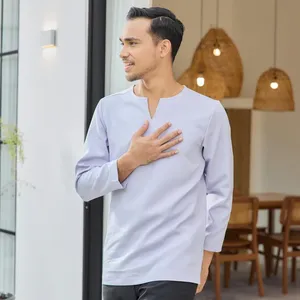 Camisa Étnica Tradicional para Hombre, Fabricada en Malasia, Color Lila, Corte Entallado, Casual, Manga Corta, Proveedor OEM, Prenda Superior, Estilo Moderno para Hombre - Product Image 4