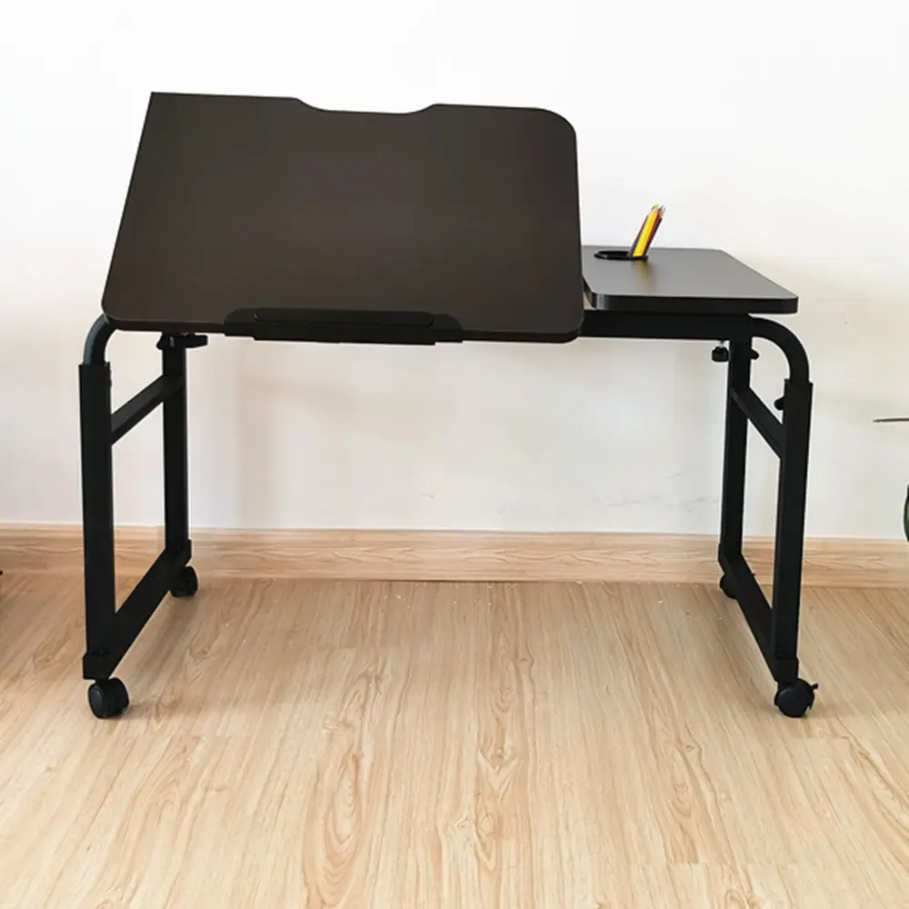 高さ調節可能なホームオフィステーブルは黒いコンピュータテーブルを立てるために座る