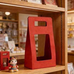 Sacs en papier kraft rouge biodégradables, écologiques et personnalisables pour l'emballage de bonbons et de boissons, avec poignées découpées - Product Image 3