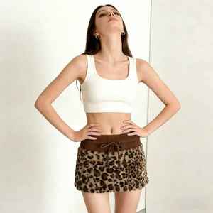 Mini-jupe Y2K à imprimé léopard, côtelée et patchwork, taille naturelle, coupe ajustée, style safari, courte et duveteuse pour femme - Product Image 2