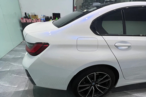 Vinilo automotriz blanco a azul PET de alto brillo con tecnología Air Release y autoregeneración, rollo de película para rotulación completa de vehículos que cambia de color. - Product Image 6