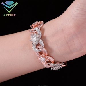 สร้อยข้อมือคิวบันดีไซน์ดอกไม้ประดับมอสซาไนต์ VVS เครื่องประดับชั้นดี ขนาด 15 มม. เงินแท้ S925 ประดับมอสซาไนต์แบบ Iced Out สร้อยข้อมือคิวบันแบบ Infinity Link - Product Image 2