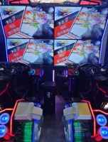 Machine de jeu de course HD multi-écrans à deux places, équipement d'arcade commercial à monnayeur pour centre commercial et aire familiale intérieure