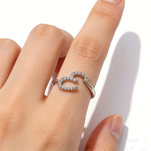 Anillo de compromiso unisex de oro macizo chapado en oro de 10K/14K con diamantes cultivados en laboratorio y circonitas, diseño de racimo, personalizado, bonito, para aniversario, con letras del alfabeto. - Product Image 3