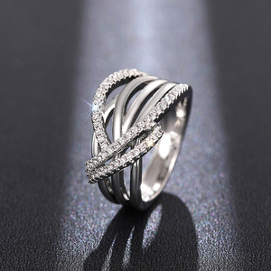 Anello da donna minimalista a strati intrecciati, gioiello di lusso leggero e alla moda, accessorio elegante con zirconi. - Product Image 3