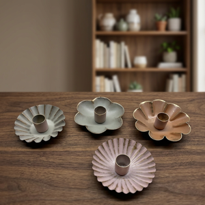 Vase décoratif et porte-bougie en fer artisanal Sonnet Decor avec finition rustique pour la décoration de la maison Noël - Product Image 1