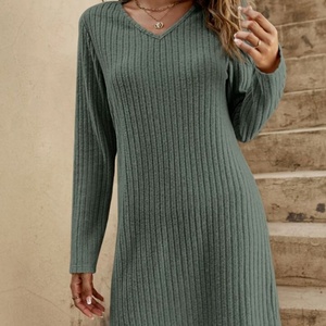 เดรสลำลองสไตล์ยุโรปอเมริกันสุดหรูสำหรับผู้หญิง คอลเลคชั่นฤดูใบไม้ร่วง สีพื้น คอวี ผ้าถัก แขนยาว ระบายชายกระโปรง ทรงหลวม - Product Image 4