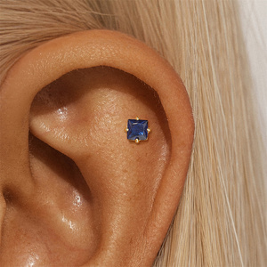 Piercing Minimalista de Cartílago de Plata de Ley S925 con Zirconia Cuadrada Azul Geométrica de Base Plana - Product Image 4