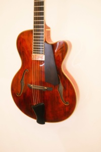 Chitarra Elettrica <span class=keywords><strong>Jazz</strong></span> Yunzhi YZ-19NYL Artigianale da 15 Pollici a 6 Corde, Corpo Scavato in Acero Fiammato, Top in Abete Anticato, Tastiera in Ebano Marrone - Product Image 3