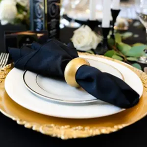 2023 Großhandel New Design Tisch dekoration Blumenmuster unter Platten Kunststoff Gold Silber Hochzeit Ladesc halen