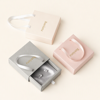 Boîte à bijoux personnalisée rose poudré avec poignée en ruban, emballage cadeau rigide de luxe pour les marques de bijoux