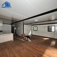 Maison-conteneur extensible de 40 pieds Bâtiments à structure en acier Chambre à coucher avec cadre noir, mur ancien, motif en bois de chêne gris,