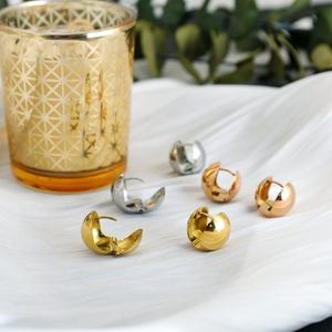 Boucles d'oreilles tendance 2024 en acier inoxydable étanche plaqué or 18 carats PVD, style pendentif avec zircon, vente en gros - Product Image 6