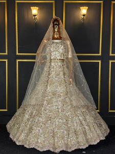 Vente en gros : Nouvelle collection de lehenga de mariée en tulle de créateur, richement ornée de broderies Jarkan, pour femmes, disponible à la vente - Product Image 1