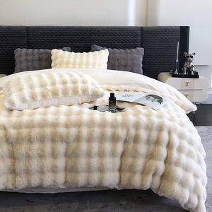 Set di Biancheria da Letto Nordico in Peluche di Coniglio Morbido e Spesso Personalizzabile in Quattro Pezzi per Tutte le Stagioni per Camera da Letto Femminile - Product Image 6