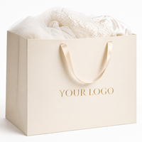 Sac de robe de mariée en carton ivoire avec poignée en ruban de satin de luxe et autocollants en papier de soie personnalisés pour boutique de mariée