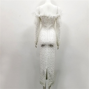 Vestido de fiesta blanco de manga larga, con plumas y hombros descubiertos - Product Image 5