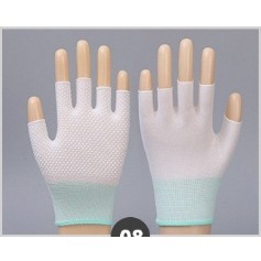 Fuites de colle blanche sur les cinq doigts.