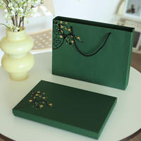 Boîte cadeau élégante et portable pour foulard en soie, boîte d'emballage en papier d'art de haute qualité pour collants à paillettes, enveloppe gaufrée carrée pour sous-vêtements