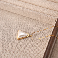 Collier Pendentif Géométrique Triangulaire en Acier Inoxydable 304 Plaqué Or 18K avec Perle Naturelle pour Femme, Bijou Inaltérable