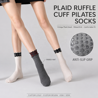 Chaussettes de Pilates personnalisées à double volant à carreaux, chaussettes de yoga antidérapantes pour femmes, chaussettes à grip en tricot côtelé, chaussettes de danse pour la barre de ballet OEM ODM