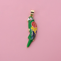 Élégant pendentif en émail plaqué or en forme de perroquet, breloque oiseau ara rayonnant pour une touche unique de bijouterie tropicale