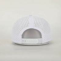 Casquette de baseball sportive d'extérieur personnalisée en gros à 5 panneaux, 100 % polyester, avec logo brodé de haute qualité, blanche, réglable, à trous découpés au laser