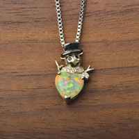 Collier Pendentif Bonhomme de Neige Fantaisie en Opale Cuivrée - Chaîne de Pull Tendance Plaqué Argent avec Opale de Feu Irisée et Accents en Zircon Cubique |   Hiver
