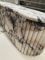 Dessus de table basse en marbre d'alto Calacatta cannelé avec pied en marbre d'alto côtelé pour dessus de table dans le salon