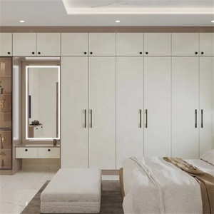 Armario empotrado minimalista beige, diseño plano de suelo a techo con compartimento multimedia integrado y cómoda combinada - Product Image 5