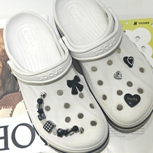 Accessoires de décoration pour chaussures Croc, breloques DIY personnalisées OEM en forme de cœur gris avec chaîne pour sabots et chaussures Croc - Product Image 2