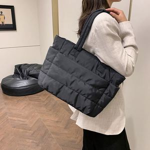 Bolsos Tote Acolchados de Asa Suave para Mujer, de Gran Venta, con MOQ Bajo, Bolsos de Hombro Personalizados, Bolsos de Mano Ligeros de Nylon para Mujer - Product Image 4