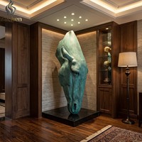 Sculpture de tête de cheval d'art moderne personnalisée, finition classique demi-coupe et vieillie, moulée pour la décoration des cours de villas et d'hôtels
