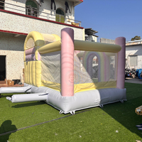 Château gonflable pour enfants avec toboggan et zone de saut, idéal pour les fêtes en extérieur