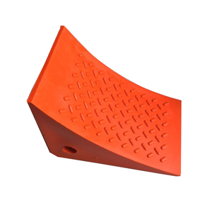 Calzo de Seguridad Triangular Antideslizante de Poliuretano Amarillo Naranja de Alta Resistencia de 30 Toneladas para Camiones, Remolques y Estacionamientos - Product Image 5