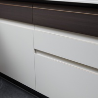 Ensemble d'armoires de cuisine modernes de luxe sans poignées en bois de bouleau massif, résistant à l'eau, avec îlot et évier intégrés, design personnalisable, tailles et couleurs au choix