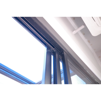 Portes coulissantes en verre double vitrage à grande vue, insonorisées et écoénergétiques, avec cadre en aluminium NFRC, design AMJ.