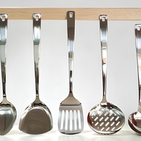 Ensemble d'ustensiles de cuisine en acier inoxydable de qualité supérieure avec trou de suspension, comprenant cuillère, spatule et écumoire, pour les tâches culinaires quotidiennes en intérieur