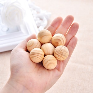 Boules de bois de camphre pour usage domestique, un substitut aux boules anti-mites. Convient aux armoires de maison. Cinq balles par paquet. - Product Image 2