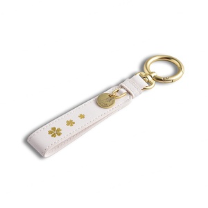 Llavero de Moda con Diseño Simple, Rectangular, Blanco, de Cuero PU, con Trébol de Cuatro Hojas y Letra Chapada - Product Image 5