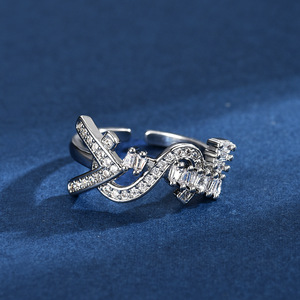 แหวนตัวอักษรประดับเพชรเต็มวง ดีไซน์หรูหรา ชุบทองแท้ ปรับขนาดได้ แหวนเพชรคิวบิกเซอร์โคเนียสำหรับผู้หญิง ของขวัญวันเกิด - Product Image 2