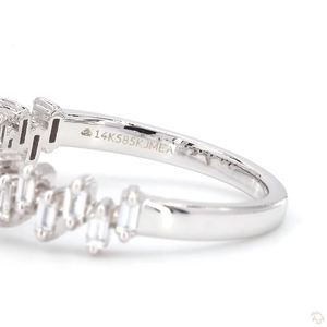 Bague en or classique moderne avec moissanite et diamant pour femme, bijou élégant et scintillant, cadeau de mariage ou de fiançailles - Product Image 2