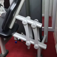 Machine professionnelle de curl et d'extension des jambes assis, charge par disques 80 kg, isolant les ischio-jambiers et les quadriceps, avec rouleaux réglables
