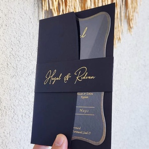 Elegante Tarjeta de Invitación de Boda con Lámina Dorada Negra, Acabado Mate Personalizado, Carpeta Rectangular - Product Image 1
