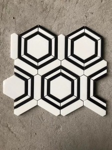 <span class=keywords><strong>Mosaico</strong></span> in Pietra Naturale Esagonale con Motivo Floreale e Accenti in Pietra Nera, Stile Carrara Bianco Italiano - Product Image 3