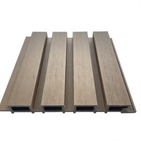 Panneaux muraux WPC modernes antistatiques rainurés en composite bois-plastique, imperméables et ignifuges pour revêtement extérieur