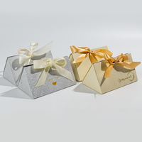 Benutzer definierte Logo-förmige Geschenk boxen High-End-Pyramide mit laser gravierten Mustern und Bändern für Feiern Matt Laminierung